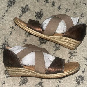 Comfortiva Bronze and tan low wedge sandal 8W
